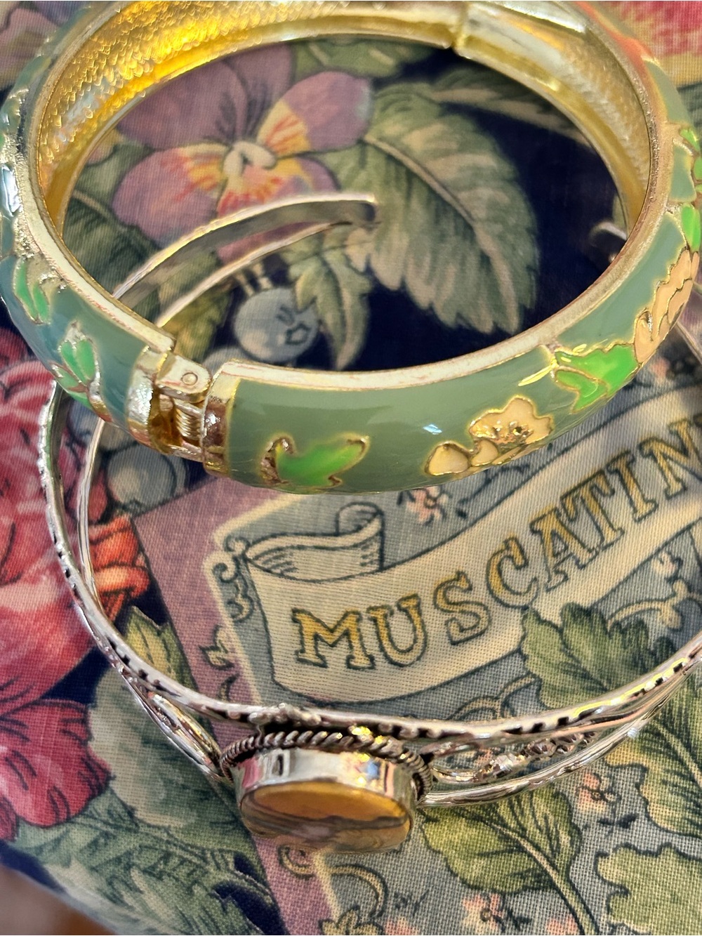 2 bracelets - Picture 2 of 3
